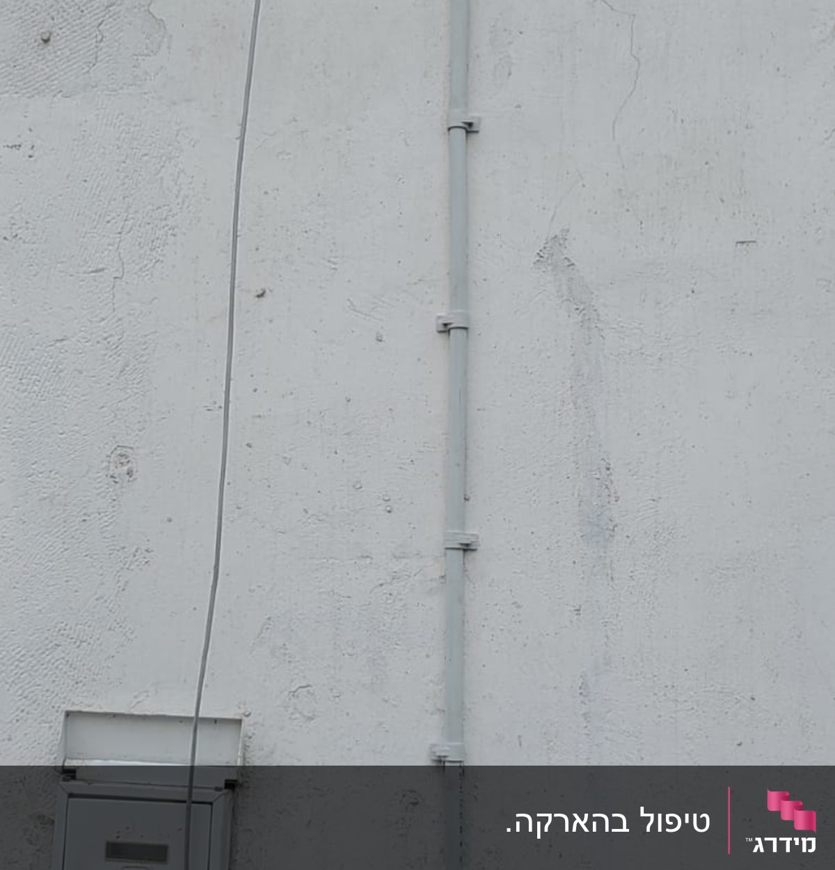 כבלים חשמליים על קיר עם תיבת חשמל